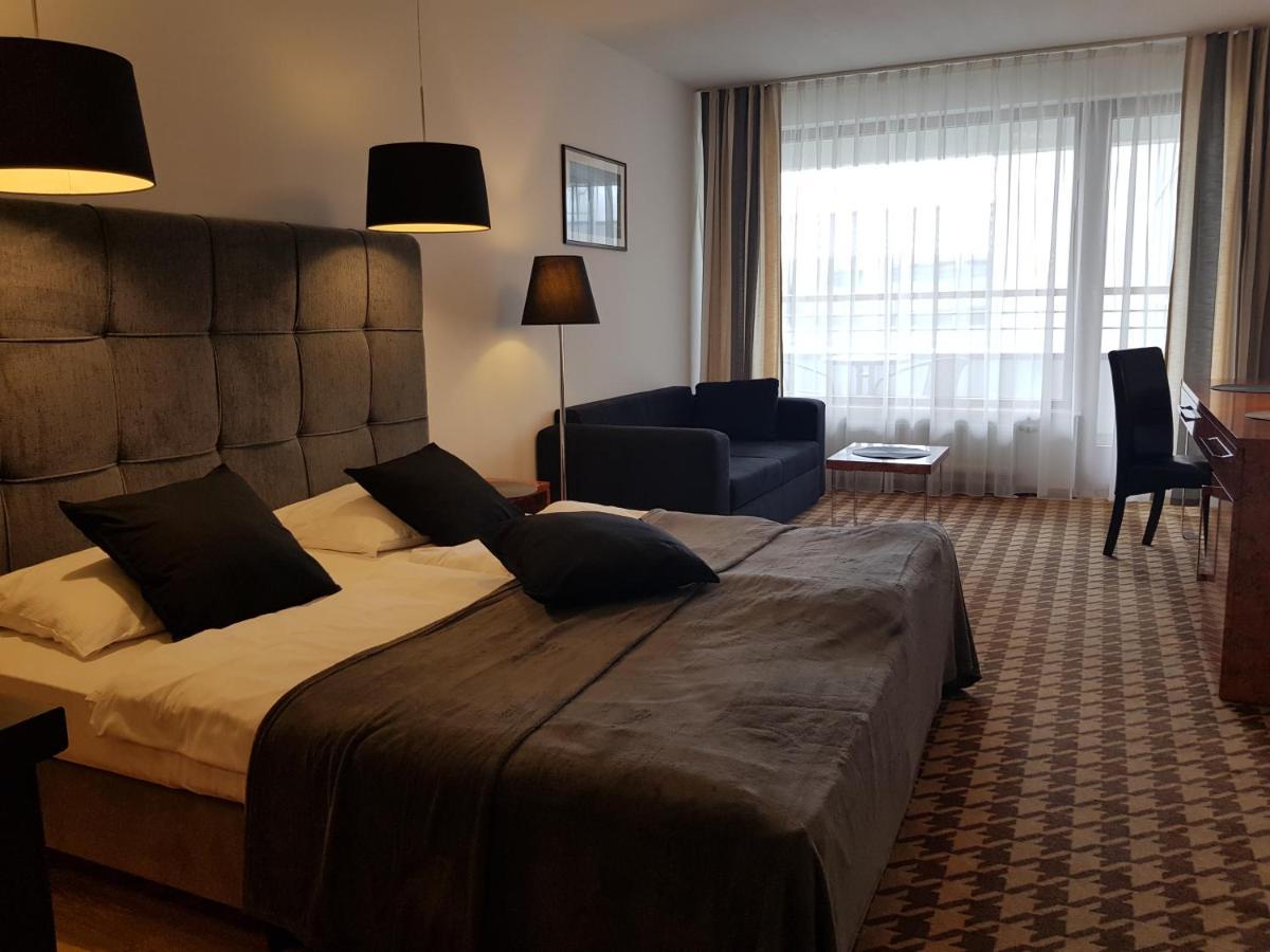 Apartament W Hotelu Sand โควอบเซก ภายนอก รูปภาพ